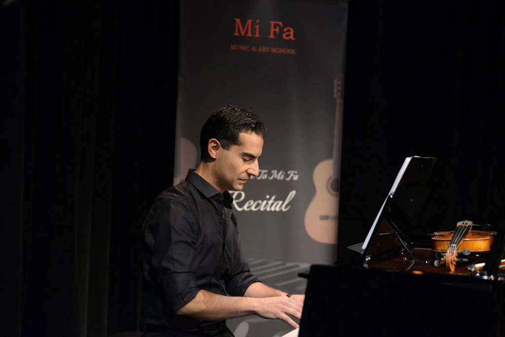 Professional piano teacher (Peyman Gol-Azar) in North Vancouver – teaching children and adults.